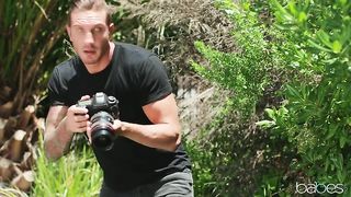 Блондинка взяла за щеку член у вуаериста фотографа