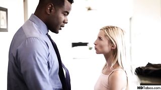 Чернокожий отчим жестко трахает худенькую падчерицу