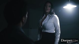 Милфа на допросе занимается с преступником анальным сексом