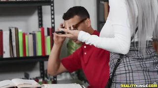 Студент чпокнул однокурсницу с большими титьками в библиотеке колледжа