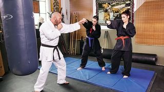 Лысый сенсей учит девушек карате и занимается с ними сексом