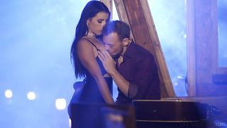 Красотка отвлекает музыканта и занимается с ним страстным сексом