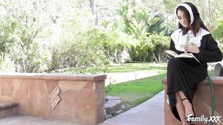 Монашка увидела мастурбацию подруги и занялась с нею лесбийским сексом