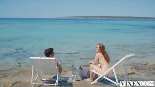 Две молодые телки устроили ЖМЖ тройничок на курорте