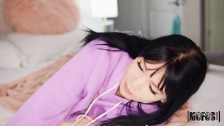 Худенькую молодую брюнетку в гетрах ебет раком парень