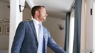 Зрелая красотка в платье искупалась в бассейне и возбудила мужа