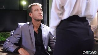 Секретарша вечером соблазнила босса на секс в офисе