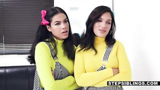 Латиночки лесбиянки с идеальными телами соблазнили друга на развратный тройничок