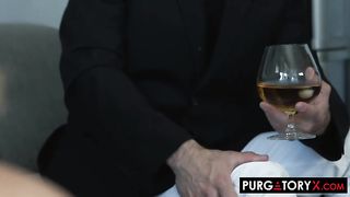 Две разгоряченные блондинки удовлетворили своего приятеля с большим членом