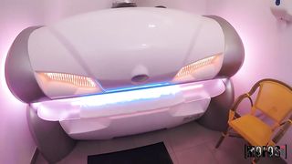 Хозяин солярия трахнул клиентку и заставил стонать от оргазма