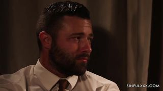 Грудастая секретарша застукала боса за просмотром порно и отдалась в киску