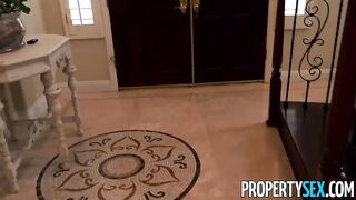 Девку увидела у брата стояк в штанах и сочно с ним трахнулась на большой кровати