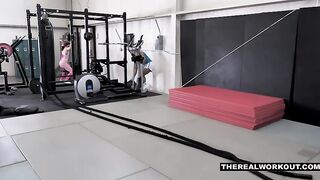 Жаркая фитоняшка отдалась зрелому посетителю спортивного зала