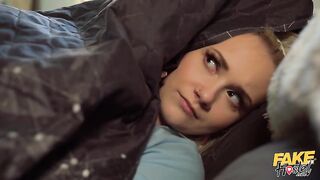 Девушка с маленькими сиськами присоединилась к сестренке и ее пареньку к страстной ебле