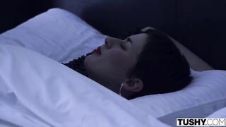 Женатый чувак знойно жарит стройную блондинку в обе дырочки пока бухая жена спит