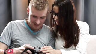 Молоденькая чика в очках трахается в выбритую пизденку с симпатичным пареньком