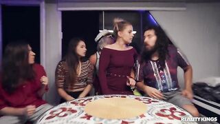 Коп трахнул пьяную дамочку во время прогулки на яхте и снял всё на камеру