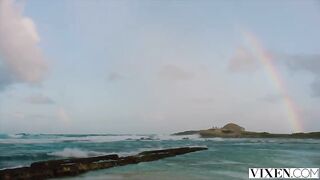 Симпатичные лесбиянки знойно трахаются в небритые киски с сёрфером возле бассейна