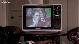 Несколько парочек развлекаются в ретро кино