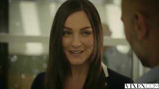 Лысый мужчина уверенно кончает в новую подружку