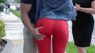 Стройная худышка страстно трахается в пилотку со своим дядюшкой на диванчике