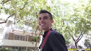 Молодой пикапер подцепил грудастую зрелку и отымел её в киску за большие деньги